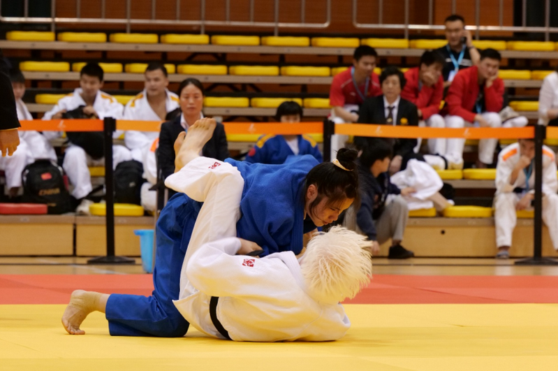 下谁